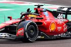 Fanoušci Ferrari se dočkali, Hamilton poprvé usedl do rudé formule z Maranella