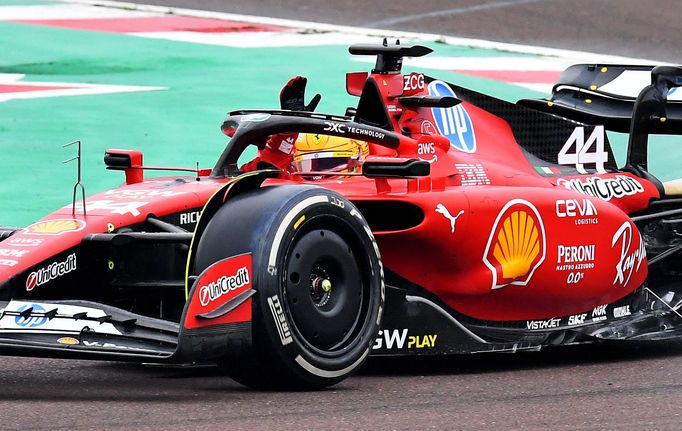 První jízda Lewise Hamiltona v monopostu Ferrari, usedl do vozu F-23 z roku 2023.