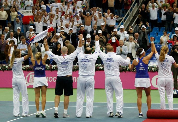 České tenistky slaví vítězství ve finále Fed Cupu 2011 proti Rusku.