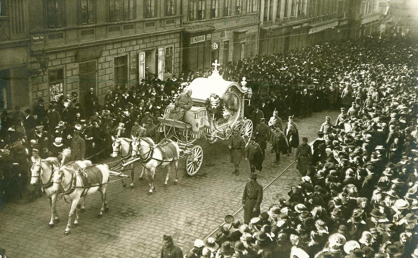 FOTOGALERIE / Rumburská vzpoura / 44 / Převoz ostatků Stanka Vodičky v Plzni na Doubravku