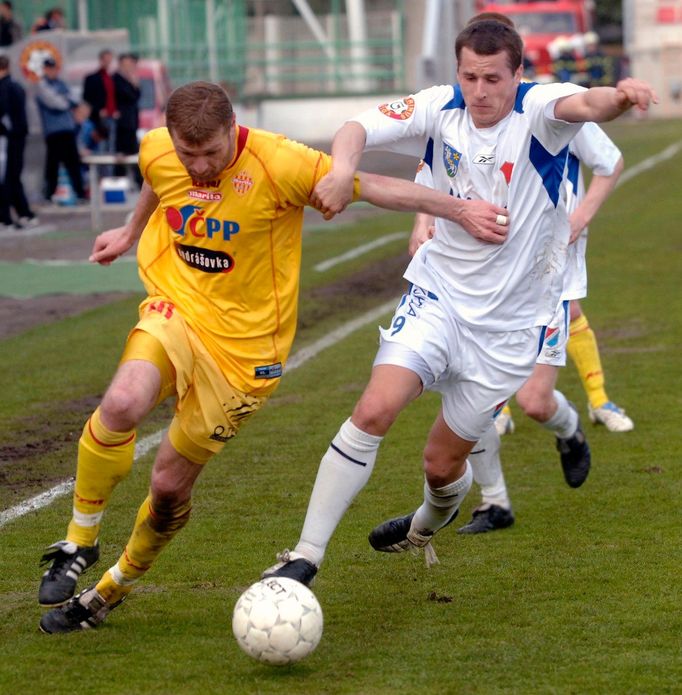 Josef Hoffmann (vpravo) v dresu Baníku při ligovém utkání s Příbramí na jaře 2006