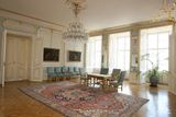 Vstupní sál. Místnost, kde se shromažďují hosté, pozvaní prezidentem do jižního křídla Pražského hradu. V tomto sále měl během svého pražského pobytu pracovnu Reynhard Hendrich.