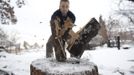 Hugh Vail cuts firewood at his home in Bountiful, Utah, December 10, 2012. While most "preppers" discount the Mayan calendar prophecy, many are preparing to be self-sufficient for threats like nuclear war, natural disaster, famine and economic collapse. Picture taken December 10, 2012. REUTERS/Jim Urquhart (UNITED STATES - Tags: SOCIETY) Published: Pro. 18, 2012, 5:23 odp.