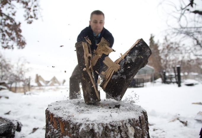 Hugh Vail cuts firewood at his home in Bountiful, Utah, December 10, 2012. While most "preppers" discount the Mayan calendar prophecy, many are preparing to be self-sufficient for threats like nuclear war, natural disaster, famine and economic collapse. Picture taken December 10, 2012. REUTERS/Jim Urquhart (UNITED STATES - Tags: SOCIETY) Published: Pro. 18, 2012, 5:23 odp.