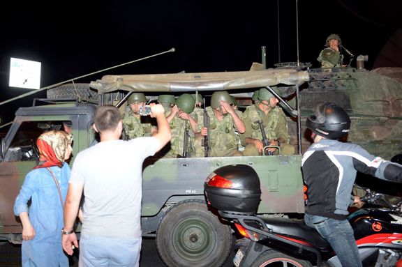 Turečtí vojáci ve vozidle před istanbulským letištěm