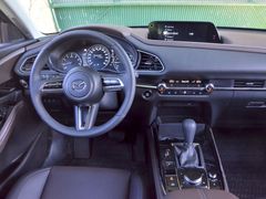 Mazda zaslouží pochvalu za provedení interiéru, lepší ergonomii nabídne u aut v podobné cenové kategorii jen málokdo.