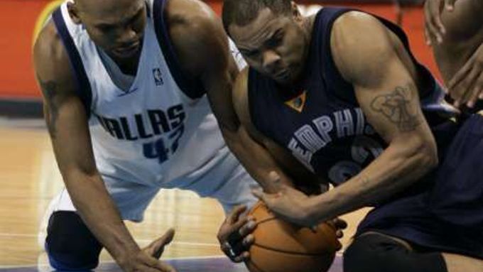 Jerry Stackhouse z Dallasu Mavericks (vlevo) v souboji shráčem Memphis Grizzlies Alexanderem Johnsonem.