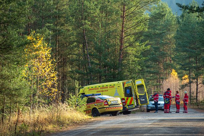 Záchranáři a policisté u areálu provozovny likvidace nebezpečného odpadu v Hamru na Jezeře.