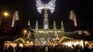 Wiener Christkindl Markt před budovou vídeňské radnice.