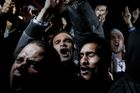 První cenu v kategorii Zprávy - Jednotlivosti má snímek Itala Alexe Majoliho z agentury Magnum, který zachycuje protestující na jednom káhirském náměstí poté, co prezident Mubarak oznámil, že se vzdá moci.