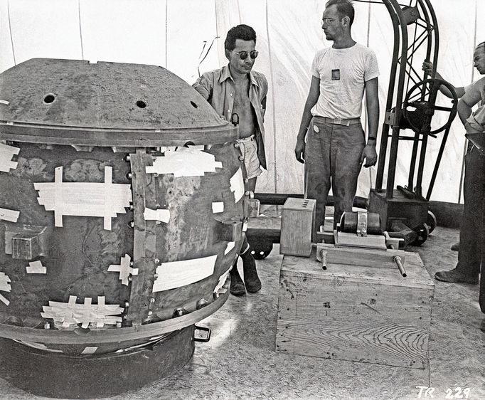 Příprava zkušební exploze atomové bomby Trinity, Alamogordo, 16. července 1945.