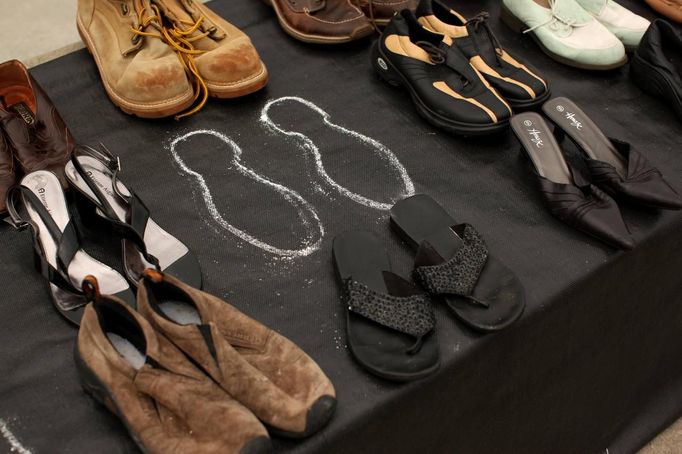 An outline of a pair of shoes representing a body that has not been found is shown among more than 1,000 pairs of shoes belonging to people who have jumped to their death from the Golden Gate Bridge in San Francisco, California May 27, 2012. The iconic bridge is celebrating its 75th anniversary with a series of events. REUTERS/Robert Galbraith (UNITED STATES - Tags: SOCIETY ANNIVERSARY) Published: Kvě. 27, 2012, 8:16 odp.