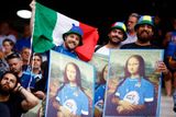 Italové se snaží dokázat, že se velký mistr Leonardo da Vinci spletl. Ta "pravá" Mona Lisa má italský dres a v ruce ragbyovou šišku.