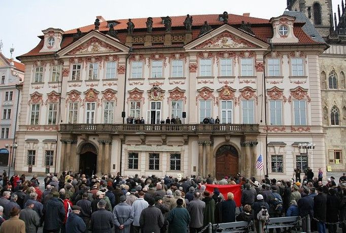 Pod historickým balkonem se sešlo přibližně 150 lidí.