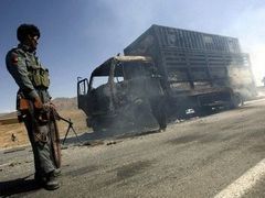 Afghánský policista hlídá místo exploze (ilustrační foto)