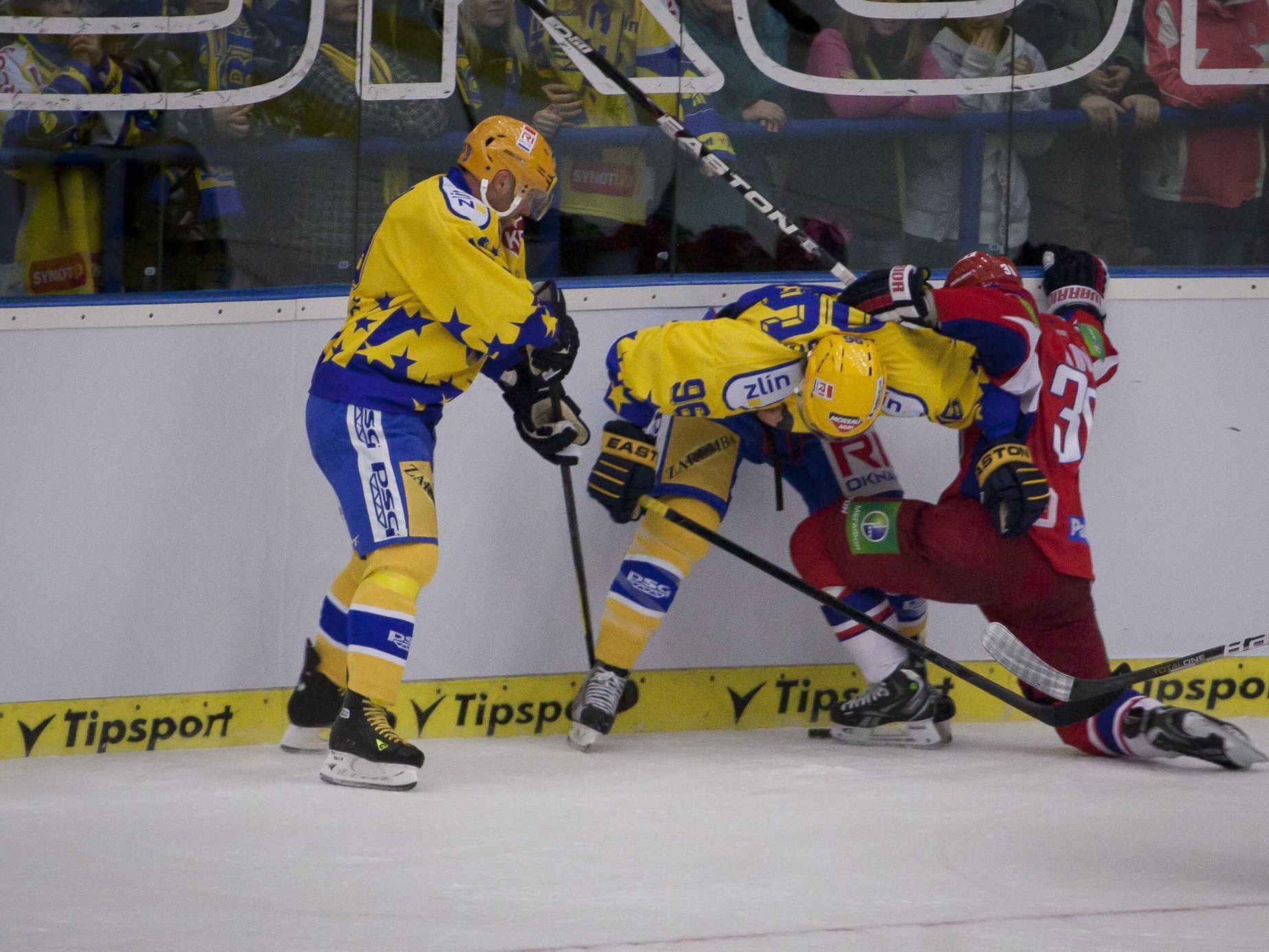 Hokejisté Zlína v benefičním utkání proti Jaroslavli v listopadu 2012.