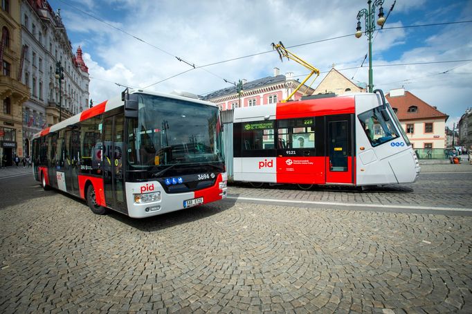 Vůz Škoda 14T a autobus SOR NB 12 v nové vizuální šedo-červené podobě na snímku pořízeném 19. května 2021 v Praze.