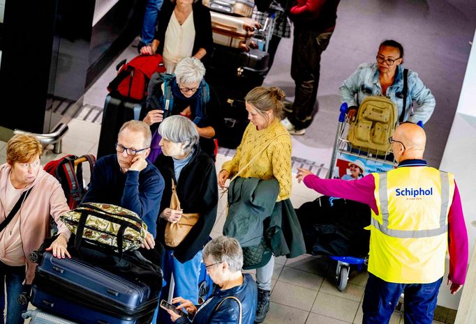 Na amsterdamském letišti Schiphol se kvůli nedostatku personálu a zvýšené poptávce po cestování tvoří v těchto dnech dlouhé fronty. Snímek z 31. května 2022.