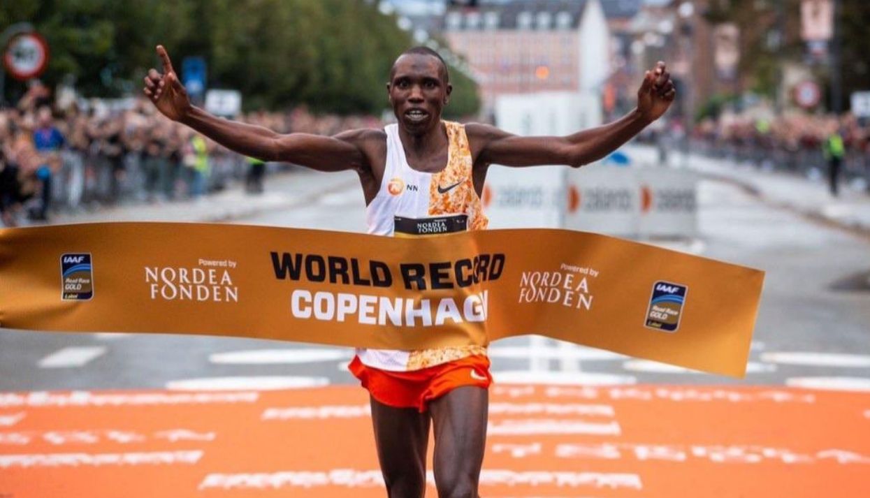 Keňan Geoffrey Kamworor zaběhl světový rekord v půlmaratonu.