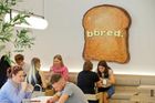 Nedaleko náměstí Jiřího z Poděbrad otevřeli toastové bistro inspirované korejským street foodem, evropskou estetikou a žižkovskou atmosférou. A zabodovali nejen chutí, ale i vtipnými designovými detaily.