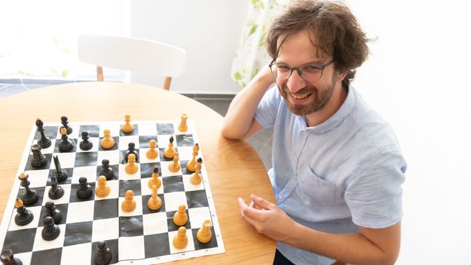Ján Markoš je spisovatel a lektor kritického myšlení. Je též šachovým velmistrem, trenérem a bývalým juniorským mistrem Evropy v šachu.