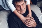 Dva roky bojů s úřady. Vnučka opustila svůj život, aby pečovala o dědu s alzheimerem