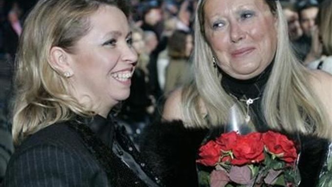 Světlana Medveděvová (vlevo) na lednovém udílení Zlatých orlů, ruských filmových cen, s manželkou režiséra Nikity Michalkova Taťánou
