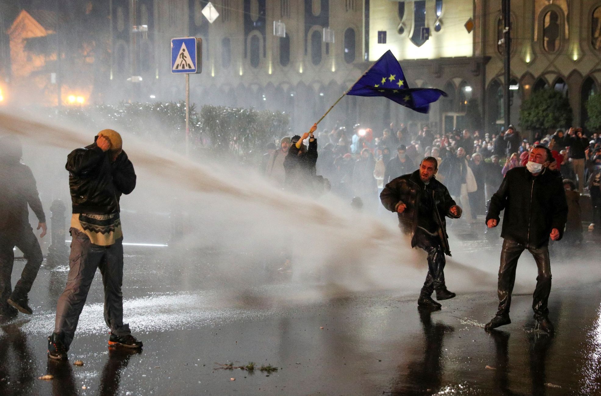 gruzie protesty evropská unie demonstrace vodní děla