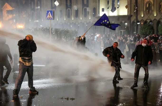 Strážci zákona zadržují muže během shromáždění proti zákonu o "zahraničních agentech" v gruzínském Tbilisi.