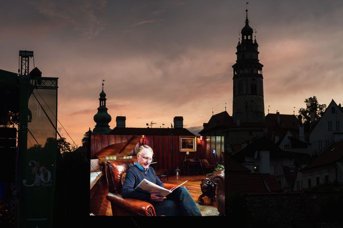 Dan Brown čte úryvek z Wild Symphony.