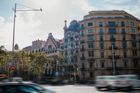 Pohled na Casa Batlló vyrazí dech i těm, kterým jinak architektura nic neříká. Vlnící se fasáda připomíná mořskou hladinu, zatímco balkony a okna vypadají jako lebky či kostní struktury.