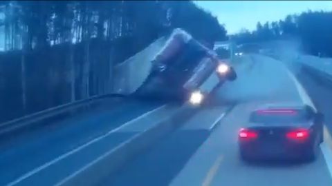 Video z nehody, která paralyzovala D1. Kamion málem smetl auto v protisměru