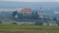 Kostel Nejsvětější Trojice v Zahořanech na Litoměřicku. Raně barokní stavba od architekta Bernarda Spinety se zvonicí netypicky oddělenou od chrámové lodi. Stojí na návrší nedaleko Labe, viditelná z daleka.