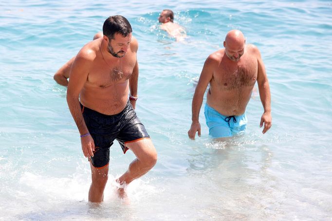 Předseda italské strany Liga Matteo Salvini oslovuje voliče na pláži