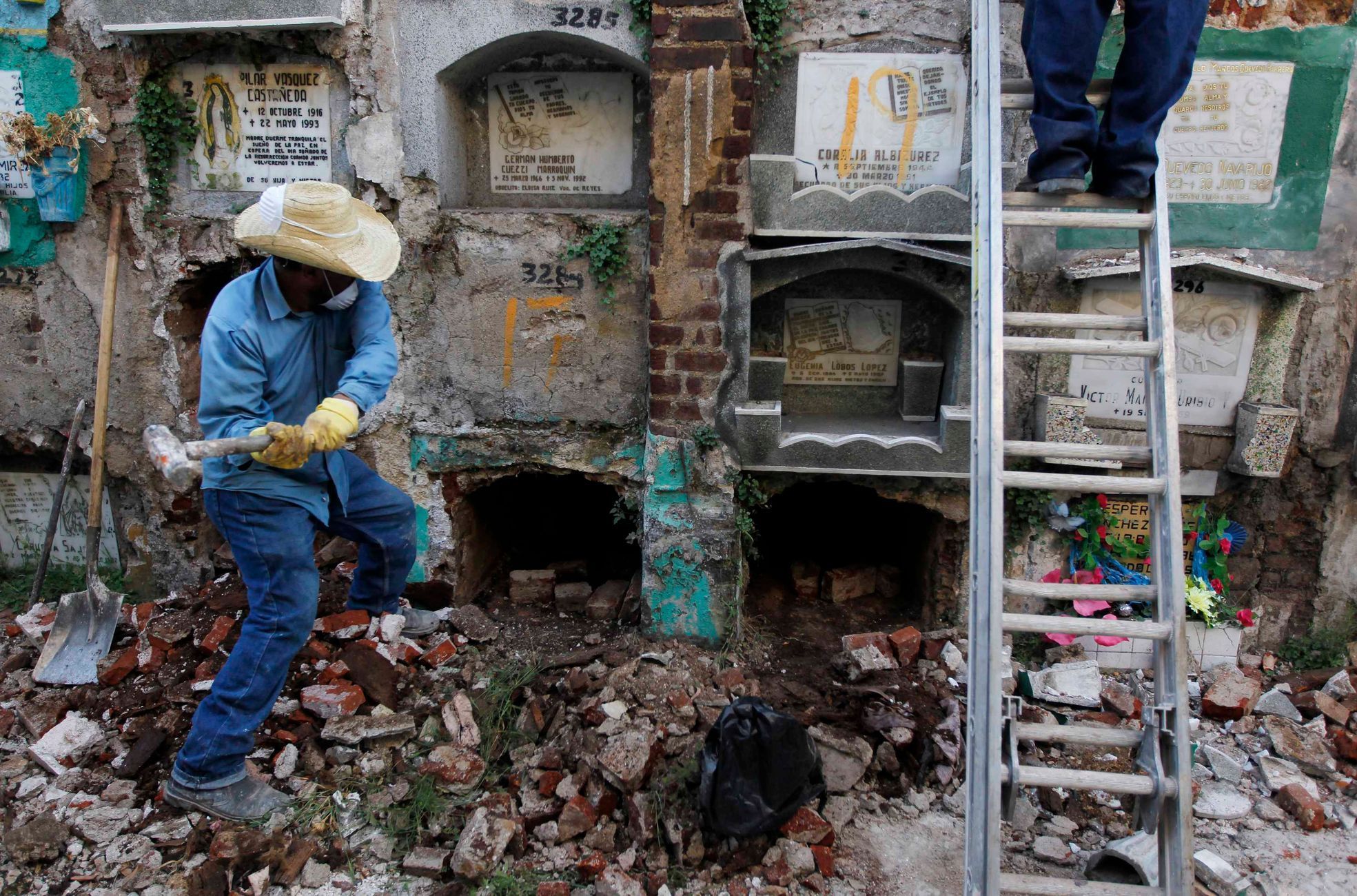 Likvidátoři hrobů na Guatemale