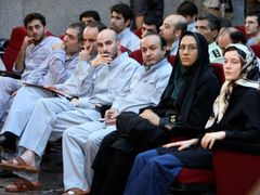 Reissová (vpravo) po boku íránské policistky a dalších obviněných během sobotního přelíčení.