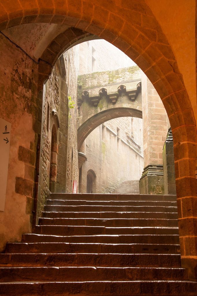 Klášter Mont-Saint-Michel ve francouzské Normandii byl postaven před 1000 lety.