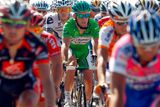 Spurtér Mark Cavendish jede v pelotonu ve 12. etapě Tour de France