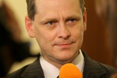 Schwippel, který s opozicí potopil vládu, odešel z ODS