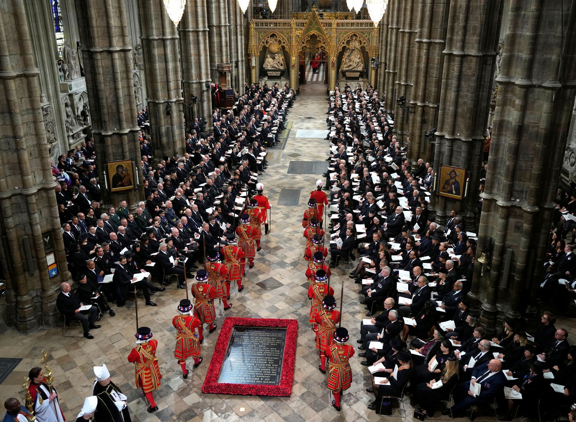 Ve Westminsterské katedrále je dva tisíce smutečních hostů.
