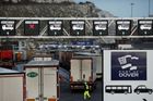 Kolaps v Eurotunelu. Britské firmy se chtějí zásobit, fronta aut se táhne 17 km
