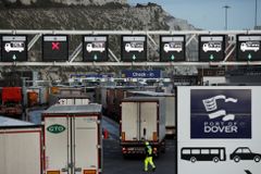 Kolaps v Eurotunelu. Britské firmy se chtějí zásobit, fronta aut se táhne 17 km