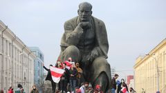 Běloruští demonstranti v Minsku před sochou básníka Jakuba Kolase.