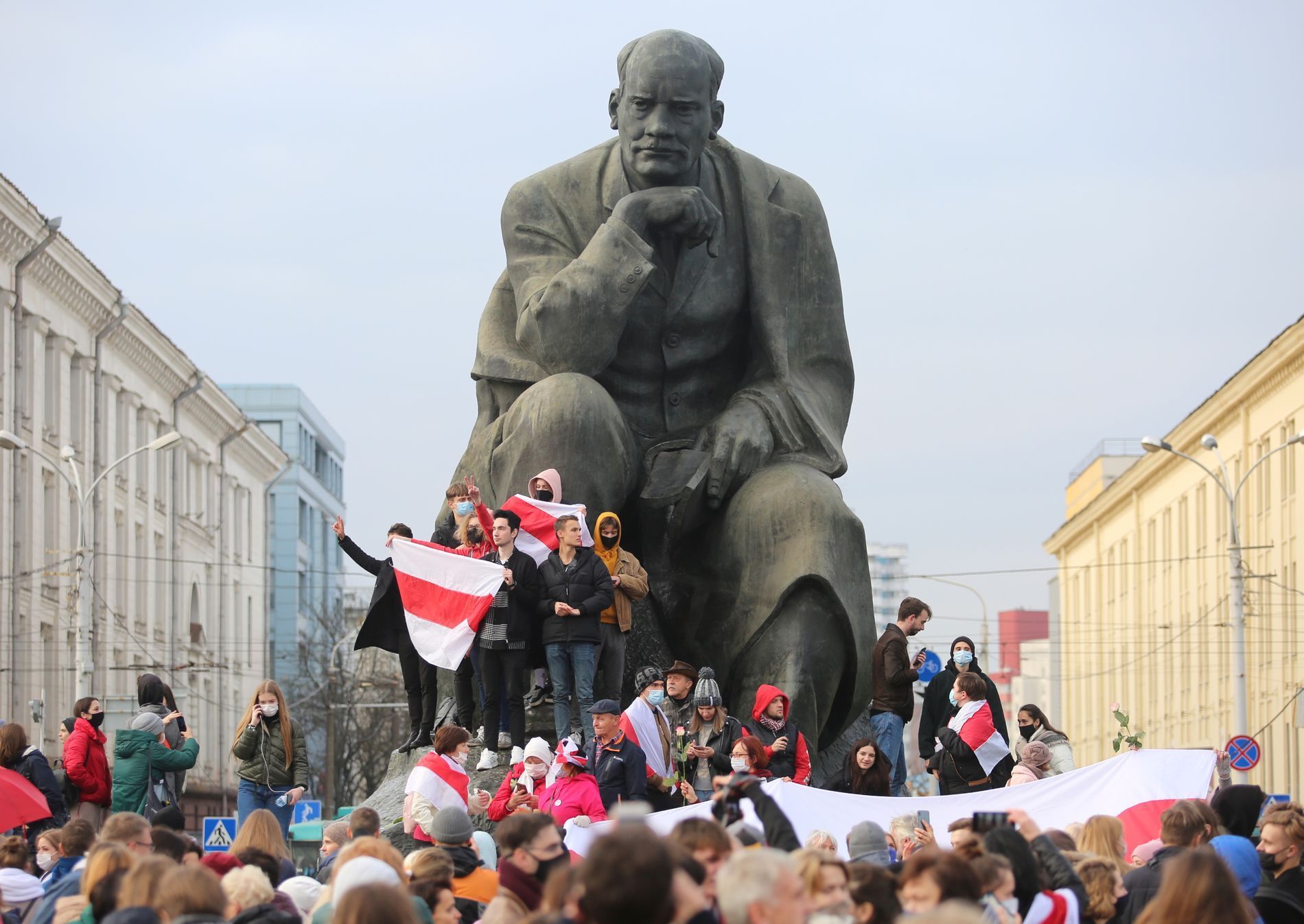 Běloruští demonstranti v Minsku před sochou básníka Jakuba Kolase.