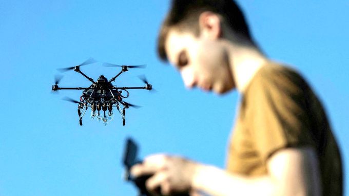 Malý dron (ilustrační fotografie).