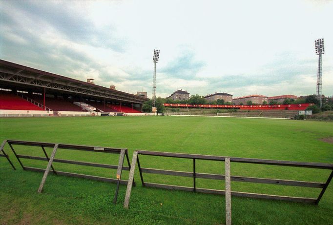 Stadion Slavie Praha v pražském Edenu. Snímek z roku 2002