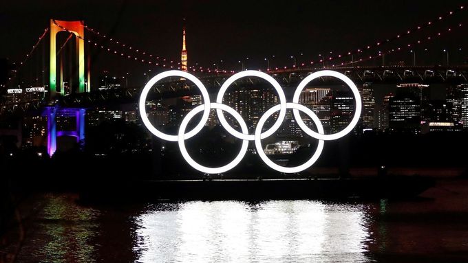 Obří olympijské kruhy svítí nad vodní plochou v Odaiba Marine Park v Tokiu