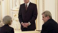 Zleva kandidáti na úřad prezidenta republiky Jaroslava Moserová, Václav Klaus a Miloš Zeman čekají na kontrolu občanských průkazů před zahájením druhé volby prezidenta 24. ledna ve Španělském sále Pražského hradu.