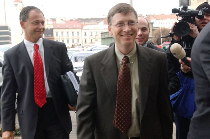 Bil Gates a Jan Mühlfeit v roce 2005 na konferenci v Praze