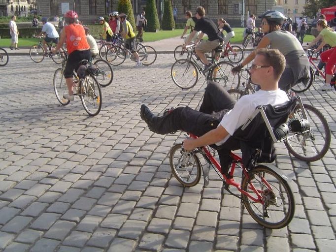 Easy Rider. Who said you can´t be active in a comfy way? Notice the fully functional speakers behind the person´s back.